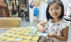 Cô bé lớp 3 làm bánh gây quỹ vắc xin